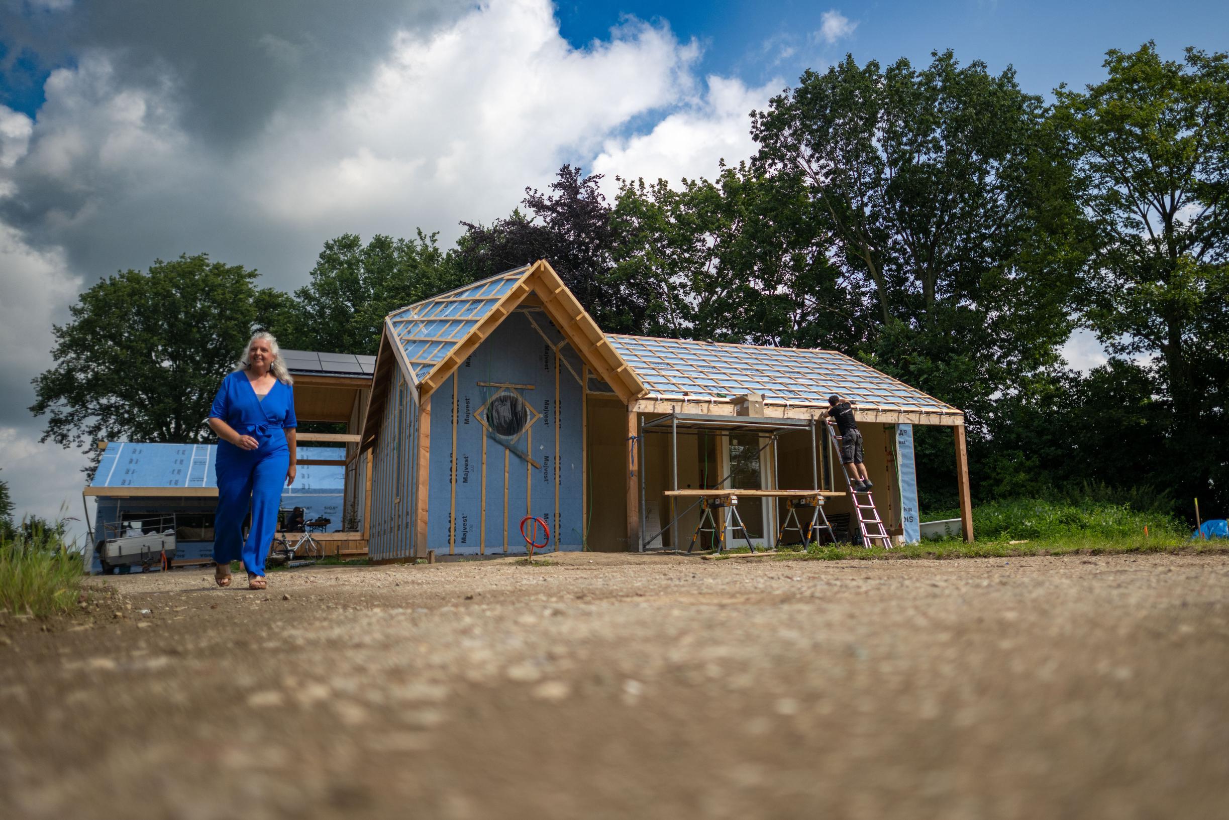Bewoners bouwen in Schimmert samen aan hun tiny house-droom: ‘De eenvoud vind ik eigenlijk wel fijn’